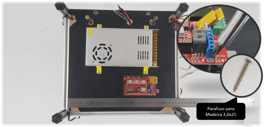 Fonte de 12V e placas Arduino + Ramps 1.4 fixadas sob a impressora