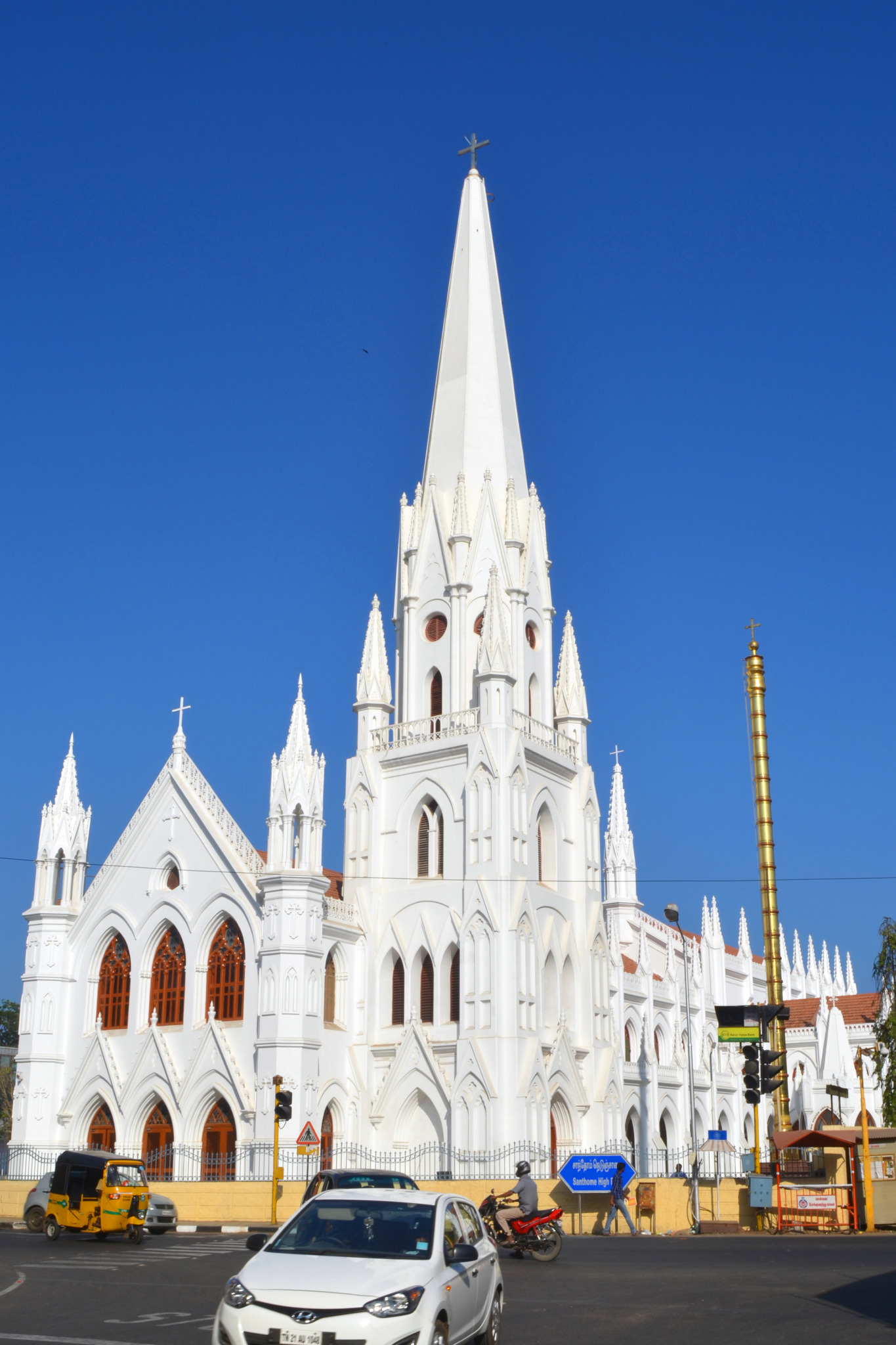 Catedral Basílica de São Tomé, em Chennai, Índia, erguida sobre o local onde a tradição situa o túmulo do apóstolo.