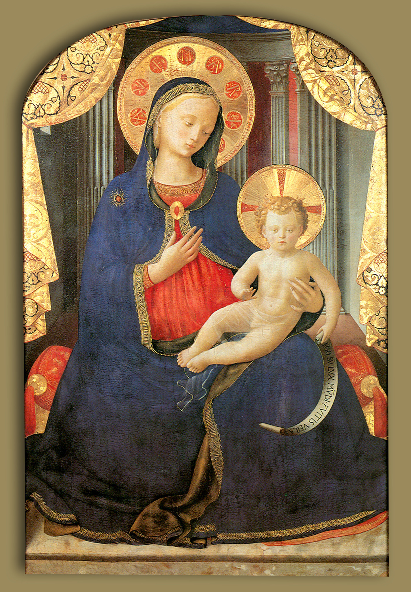 Maria sentada segura o menino Jesus no colo, em têmpera de Fra Angelico (c. 1430–1450).
