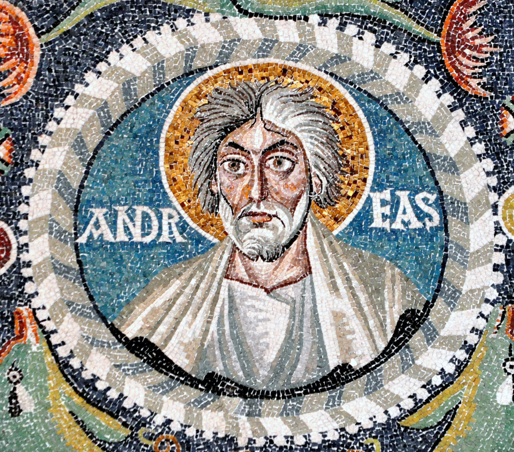 Retrato do apóstolo André em mosaico bizantino do século VI, na Basílica de San Vitale, Ravena, Itália.