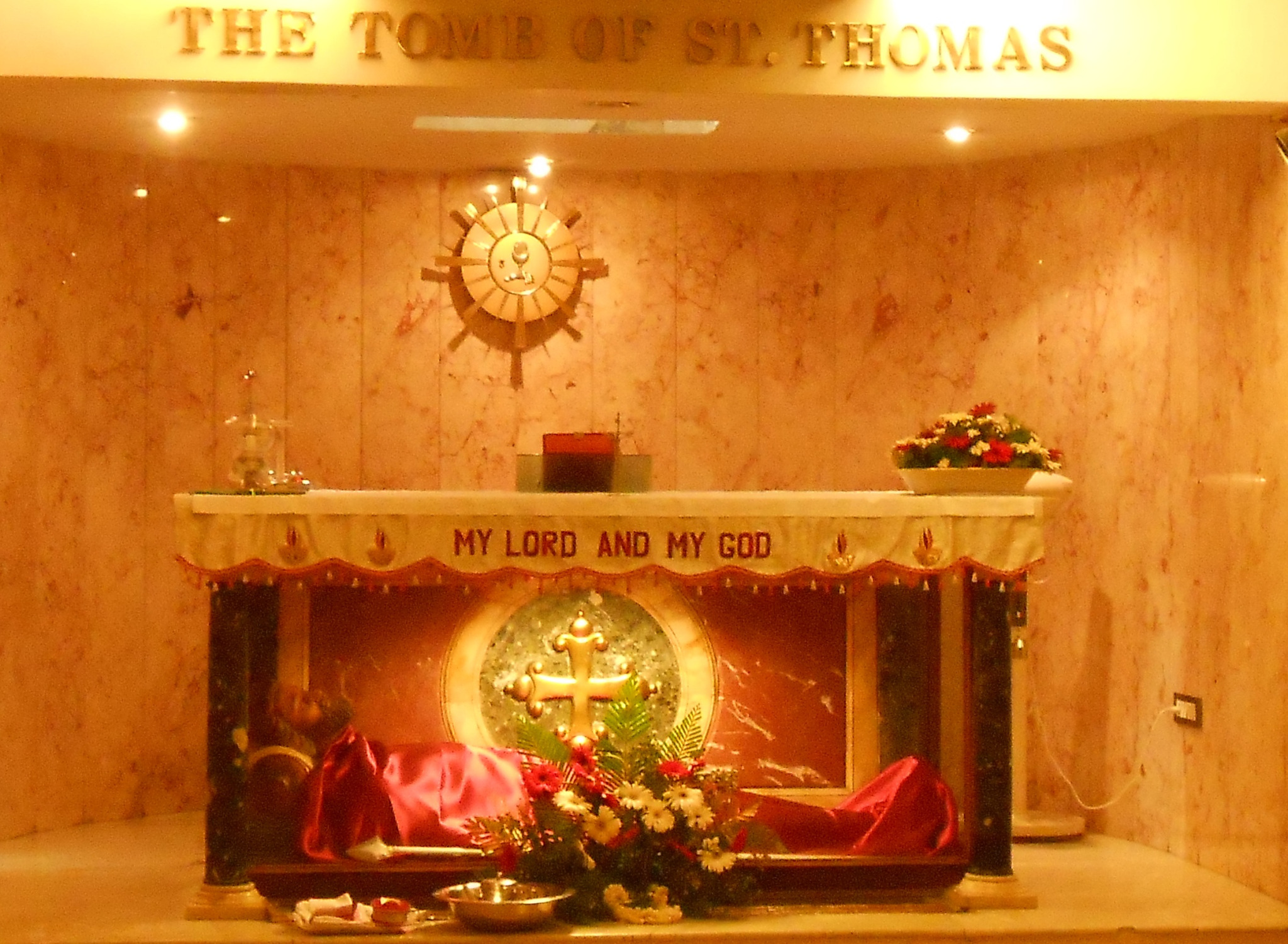 Túmulo de São Tomé na Basílica de Chennai, Índia, venerado como local de sepultamento do apóstolo.