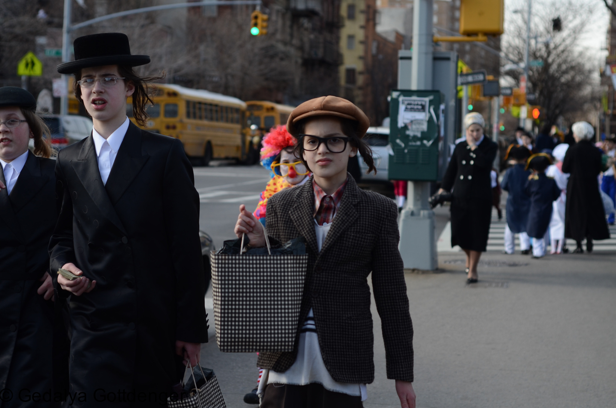 Judeus ortodoxos celebrando o Purim nas ruas de Williamsburg, Brooklyn, em 2012.