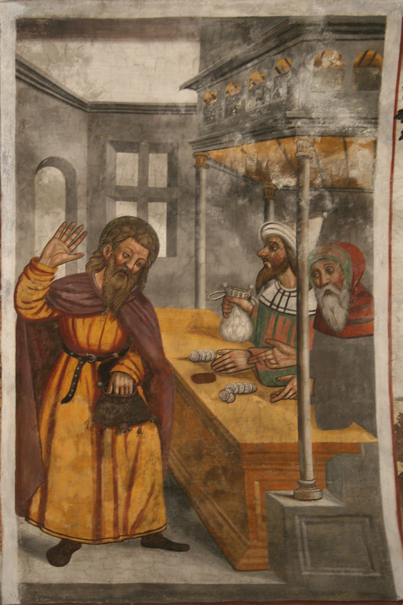 Figura de manto amarelo recebe moedas de dois homens atrás de mesa, em afresco representando Judas e as trinta moedas de prata.