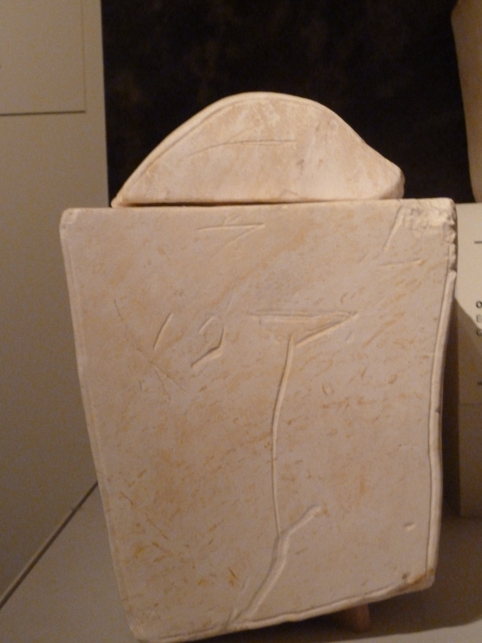 Ossário de pedra calcária atribuído ao sumo sacerdote Caifás, descoberto em Jerusalém e datado do século I.