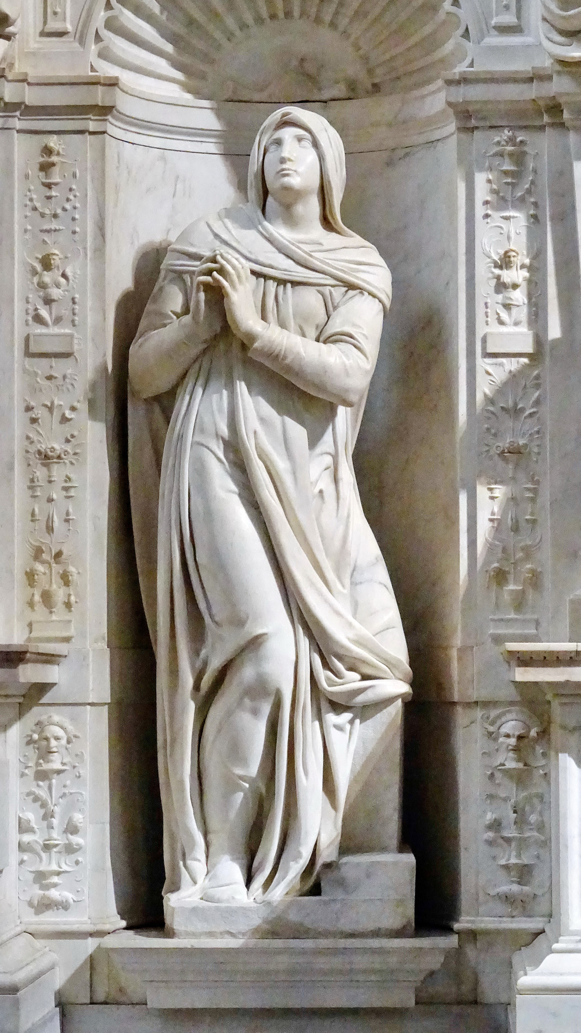 Estátua de mármore representando Raquel, exposta na basílica de San Pietro in Vincoli, em Roma, século XXI.
