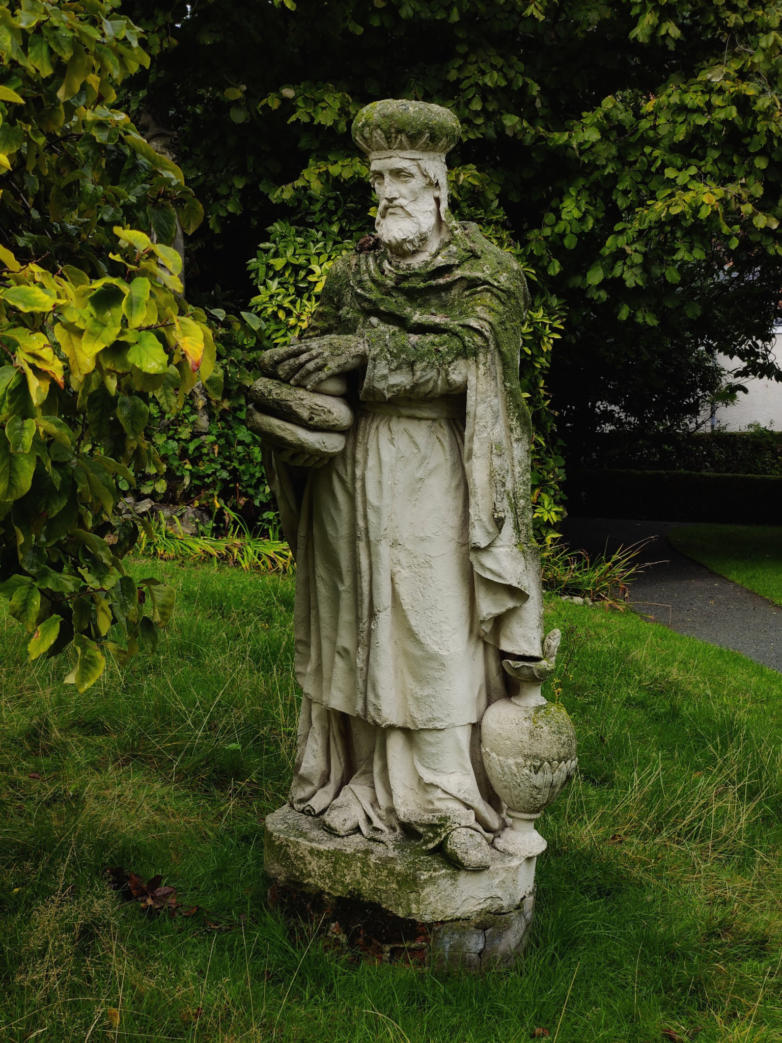 Estátua de Melquisedeque com pão e jarro, representando o rei-sacerdote de Salém, no Begijnhof de Antuérpia.