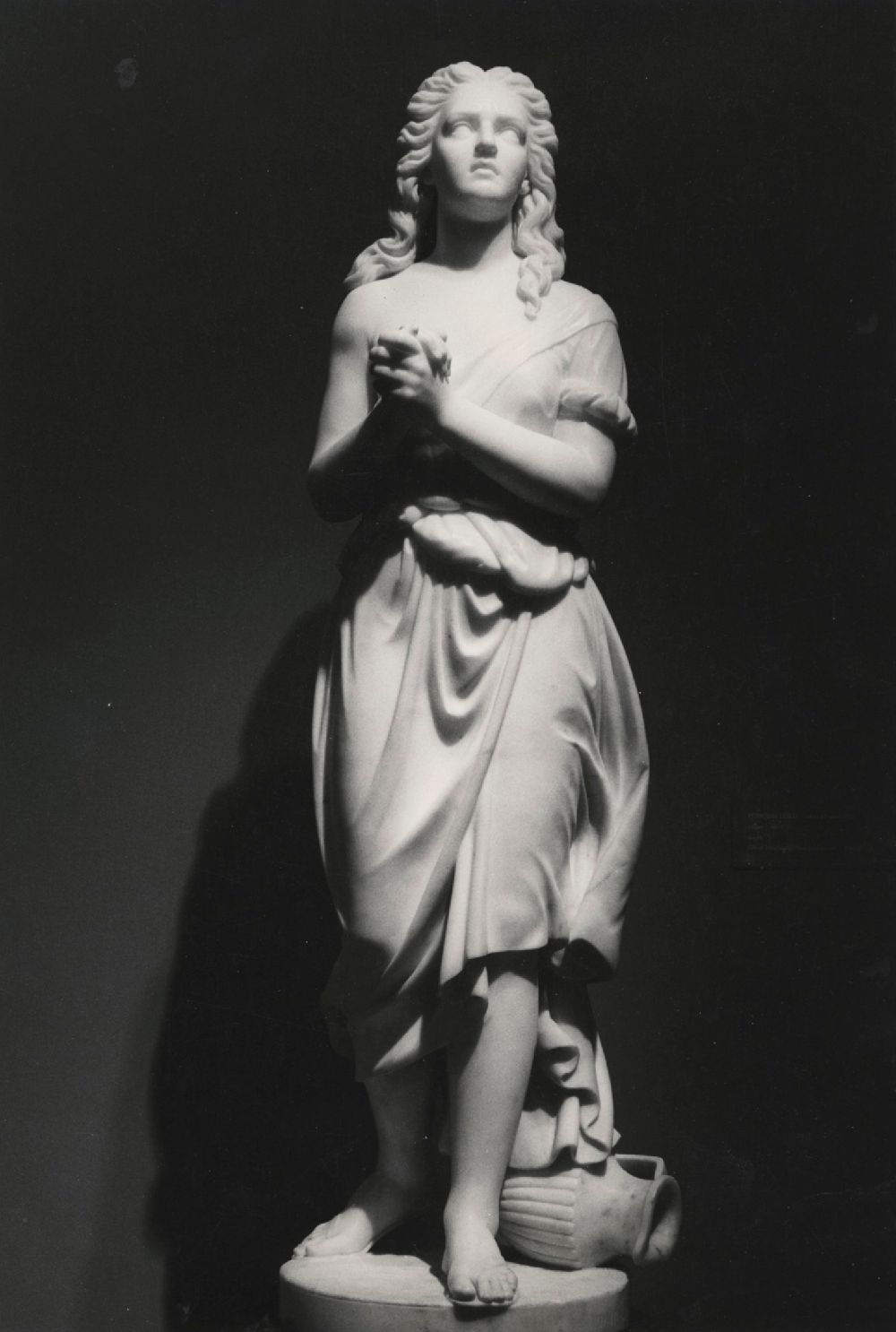 Escultura em mármore representando Agar, com jarro aos pés, obra de Edmonia Lewis, 1875.