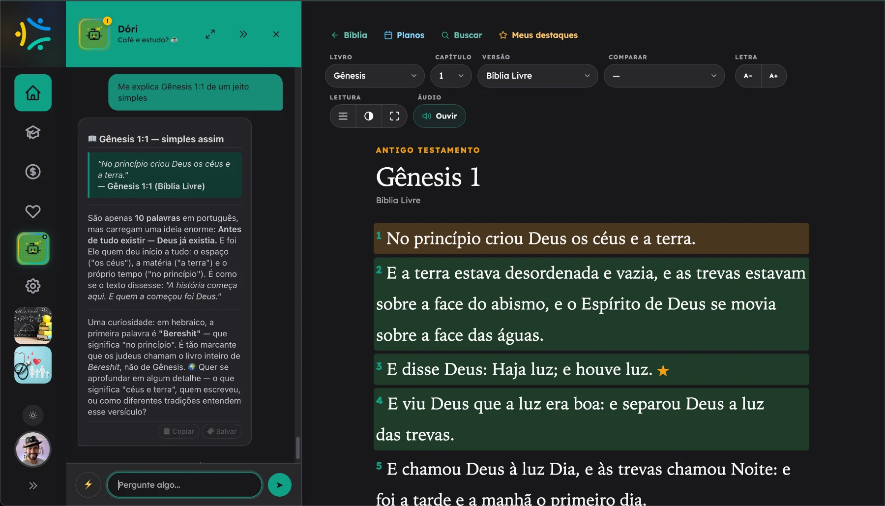 Tela dividida: à esquerda, o chat com a Dóri explicando Gênesis 1:1 de um jeito simples; à direita, o leitor aberto em Gênesis 1 com os versículos 1 a 5 destacados em cores diferentes.